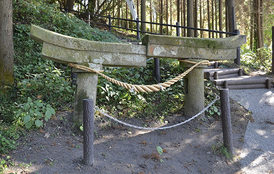牛根稲荷神社埋没鳥居